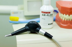 Особенности чистки зубов Air Flow
